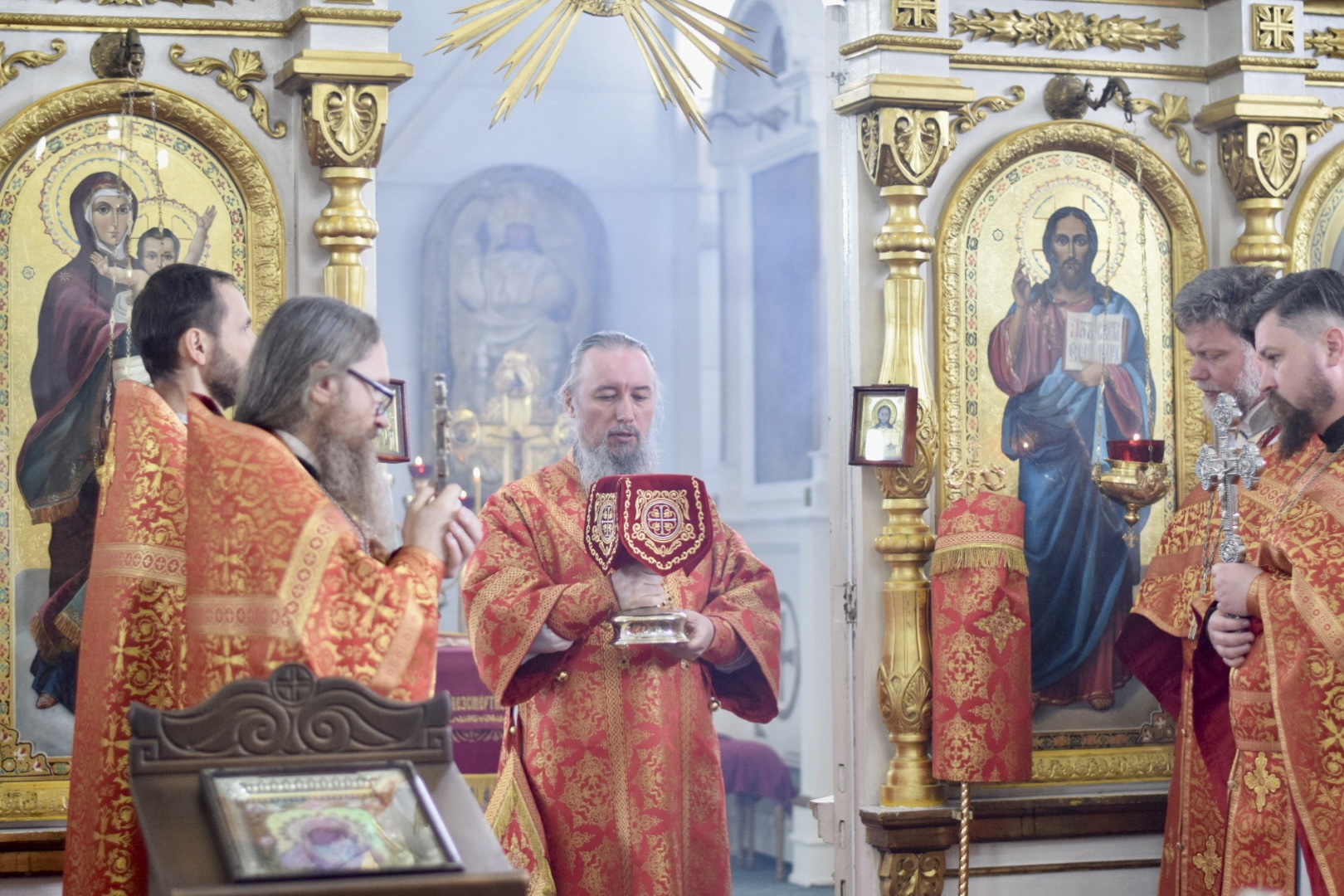 В праздник Преполовения Пятидесятницы епископ Василий совершил литургию в Свято-Троицком соборе