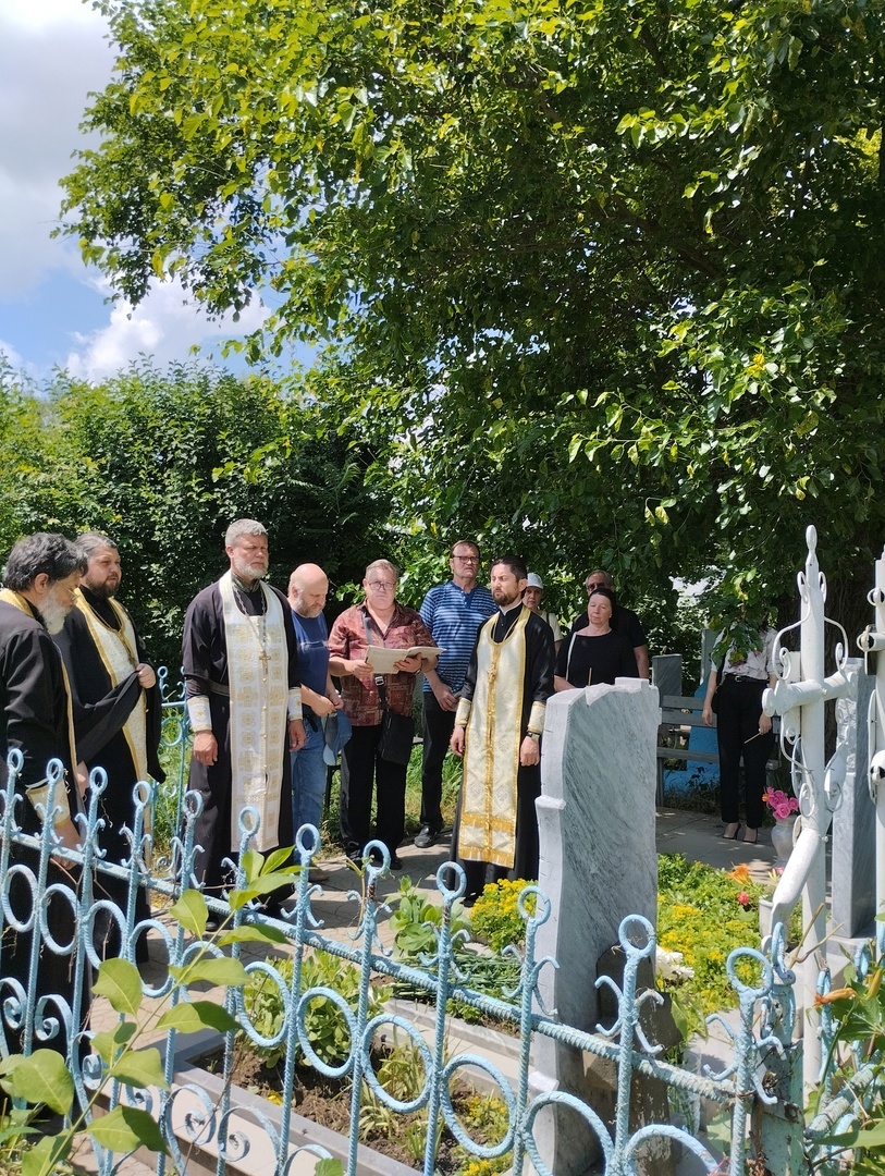 В шестидесятую годовщину со дня кончины протоиерея Леонида Дмитриевского совершена панихида у его могилы